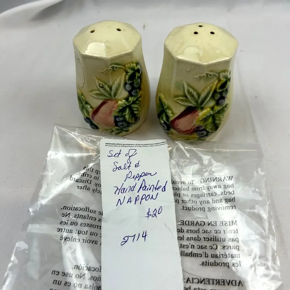 SKU2714 Set Vintage Salt & Pepper Shakers Nappon Japan Hand Painted 2.75